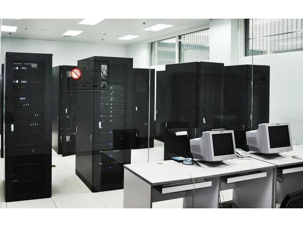 智慧校園網(wǎng)絡(luò)機(jī)房動力環(huán)境監(jiān)控方案，應(yīng)選用哪款主機(jī)？